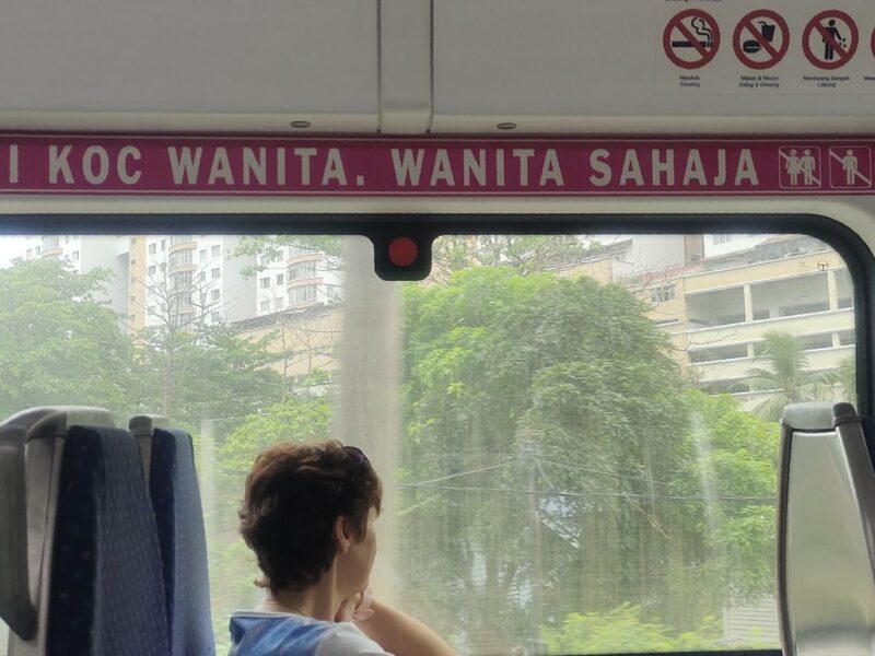 Женский вагон в электричке