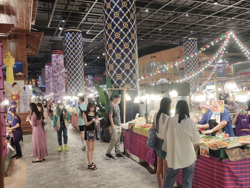 Фудкорт на первом уровне Iconsiam