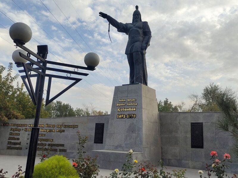 Парк Независимости. Памятник Кабанбай батыру