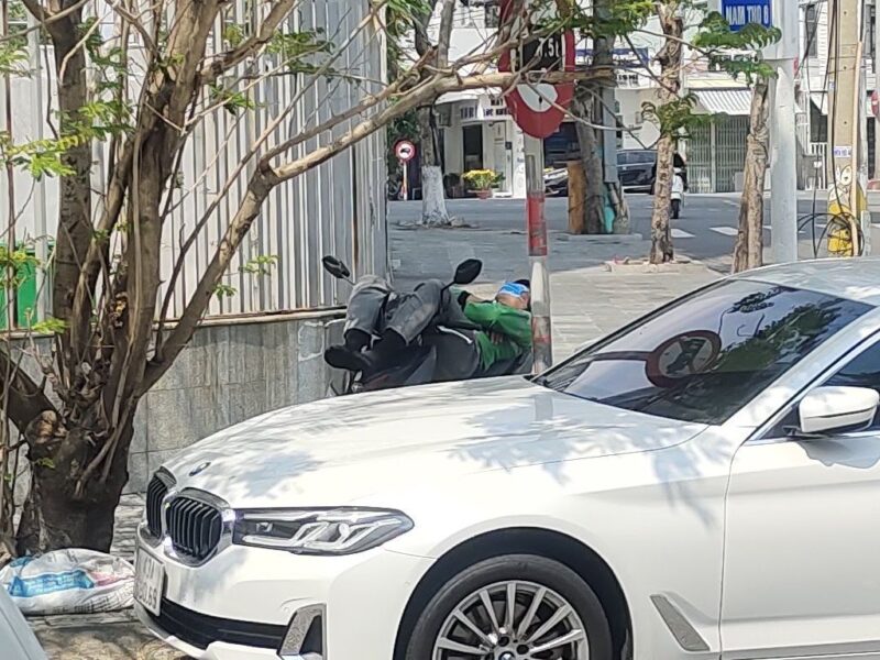 Вьетнамец спит на байке