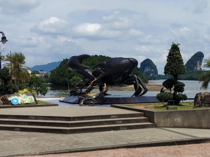 Памятник крабу в Краби