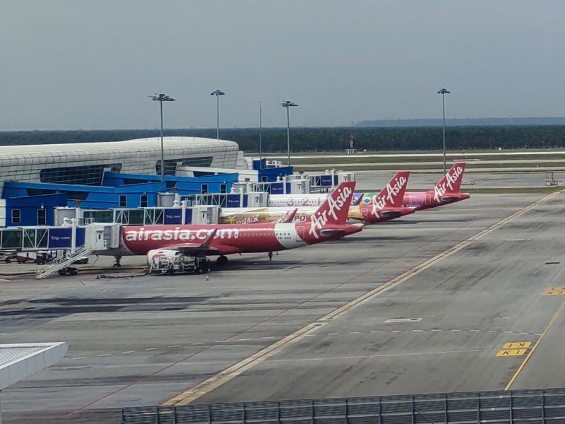 Самолеты AirAsia в аэропорту Куала-Лумпур