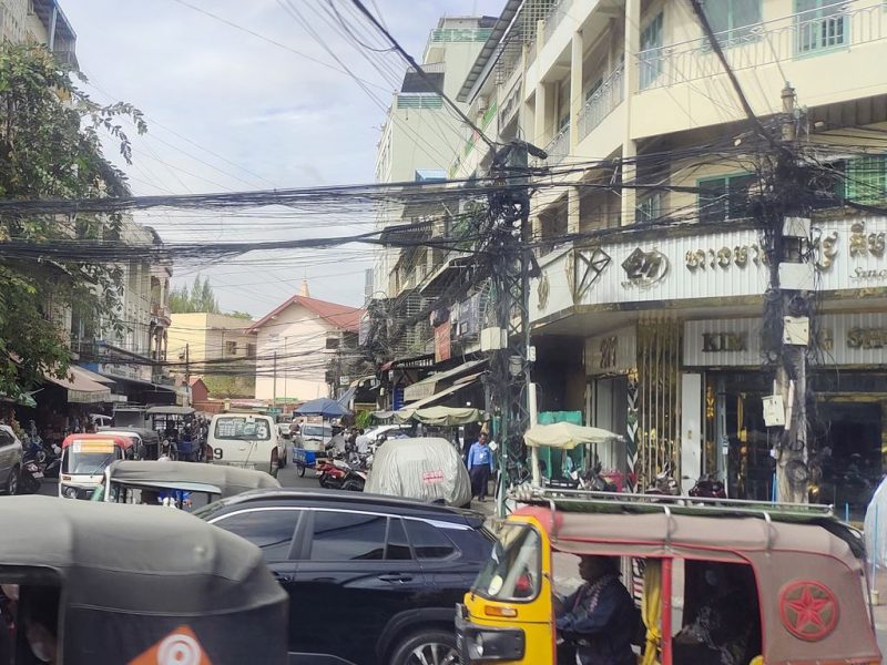 Улица Пномпеня, опутанная проводами, с тук-туками и машинами