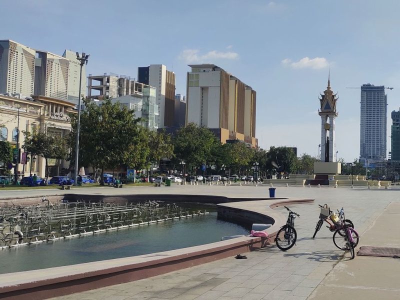 Фонтан в центре Пномпеня