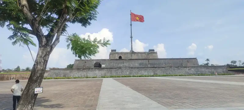 Для этого изображения всё проще — на фото хорошо узнаётся Императорская цитадель Хюэ (Imperial City of Huế) с флаговой башней (Flag Tower). Это один из самых известных видов города.Имя файла imperatorskaya-citadel-hue.jpg или, если придерживаться единого стиля сайта: ekskursiya-v-hue-imperatorskaya-citadel.jpg Первый вариант лучше подходит для SEO изображений. ALT Императорская цитадель Хюэ — объект Всемирного наследия ЮНЕСКО и одна из самых популярных экскурсий из Дананга