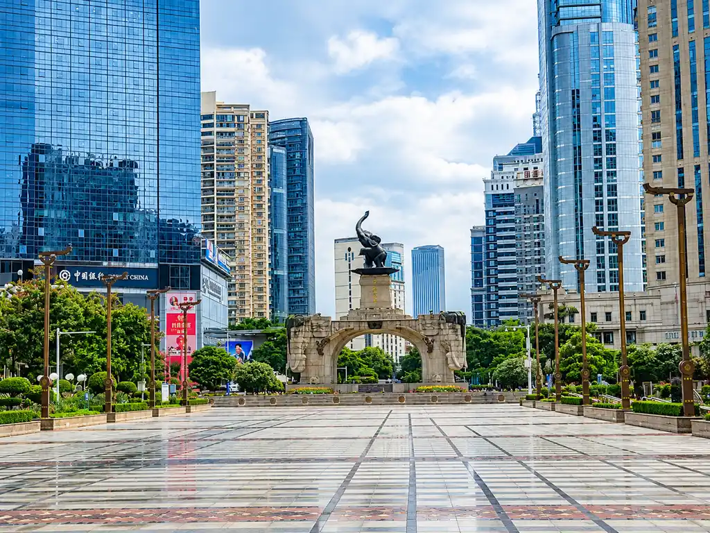 Площадь Пяти слонов (Wuxiang Square) в Наньнине с монументальной аркой со слонами на фоне современных небоскребов