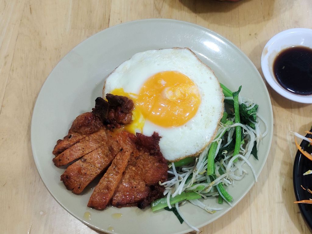 Ком Сыон Чынг: хит вьетнамской кухни – рис со свининой и яйцом за копейки