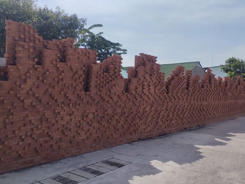 Волны из кирпича: самая необычная стена Бангкока, которую вы могли не заметить