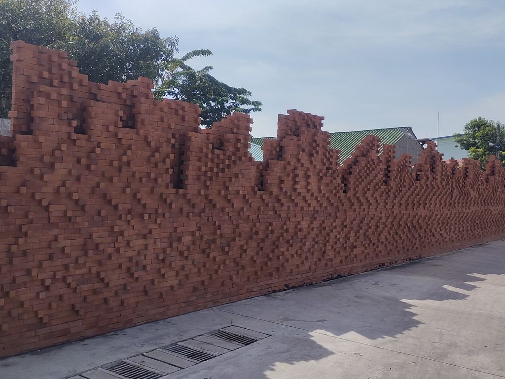 Волны из кирпича: самая необычная стена Бангкока, которую вы могли не заметить