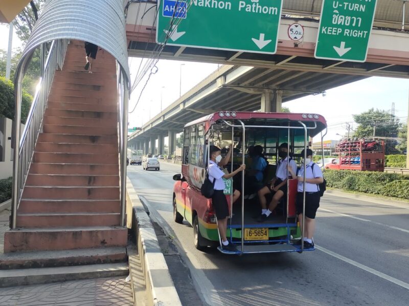 Дети в Таиланде: школьные будни и поездки на сонгтео (урок смелости?)