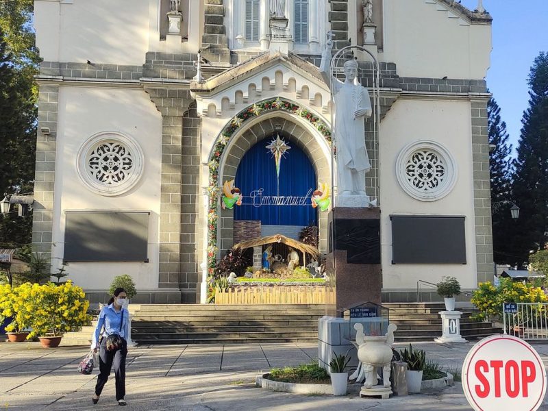 Вера и гранит: путешествие к Церкви Св. Матфея Ле Ван Гама в Хошимине 🙏🇻🇳