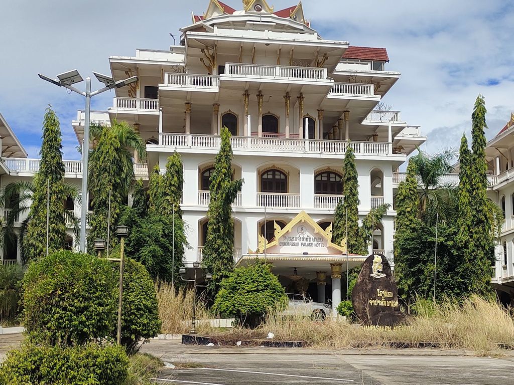 Королевский дворец Тямпасак: призрак прошлого или забытый отель в Лаосе?