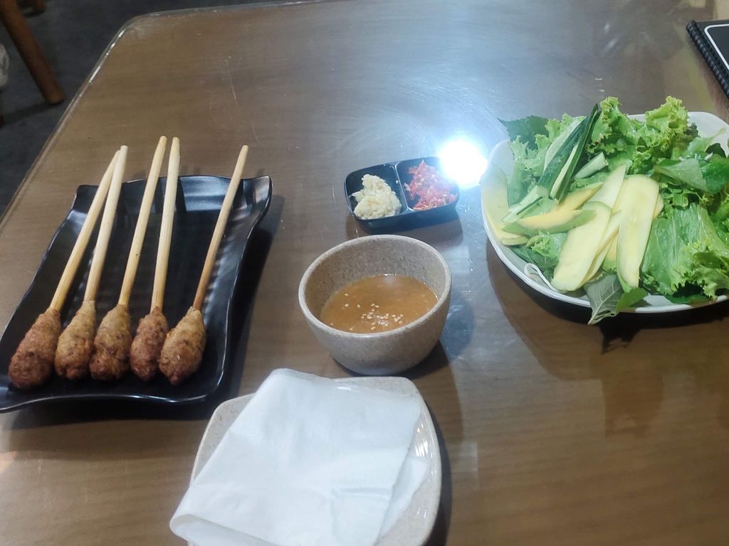 Nem Lụi (Нем Луи): вьетнамские шашлычки, рисовая бумага и урок ловкости рук