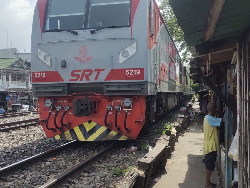 Бангкокский экспресс: когда поезд почти у тебя в гостиной (и это не кино!)