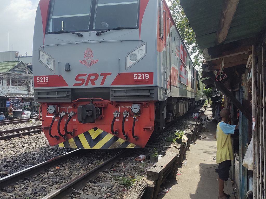 Бангкокский экспресс: когда поезд почти у тебя в гостиной (и это не кино!)