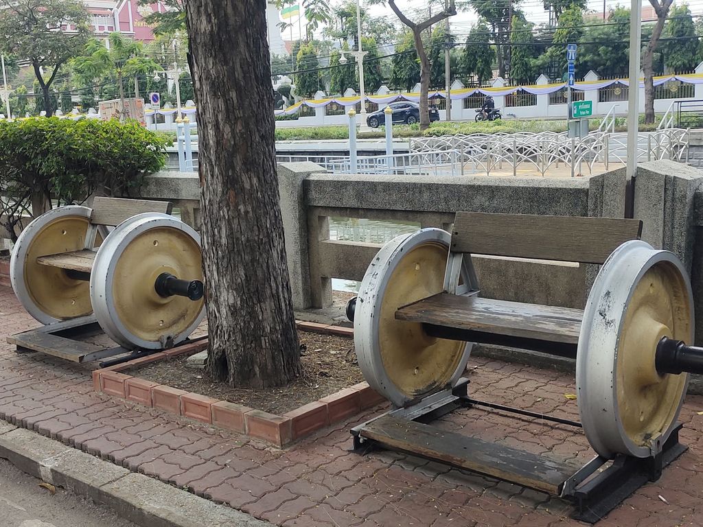 Скамейки из колес в Бангкоке: железнодорожный дзен от SRT!