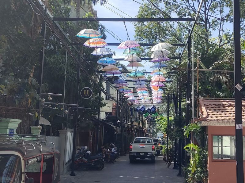 Зонтичное небо: Пномпень vs. Сочи – кто ярче? ☂️🌏