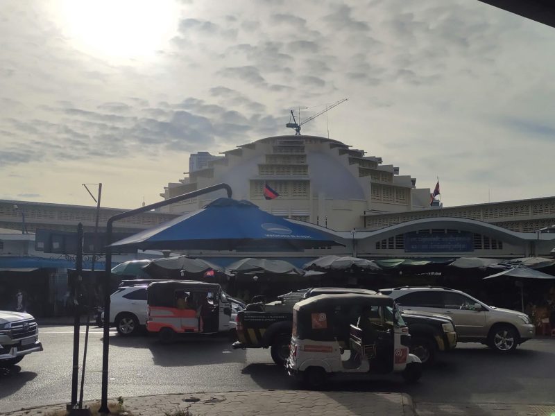 Желтый купол Пномпеня: Полный гид по Центральному рынку, где торгуют всем — от бриллиантов до жареных сверчков