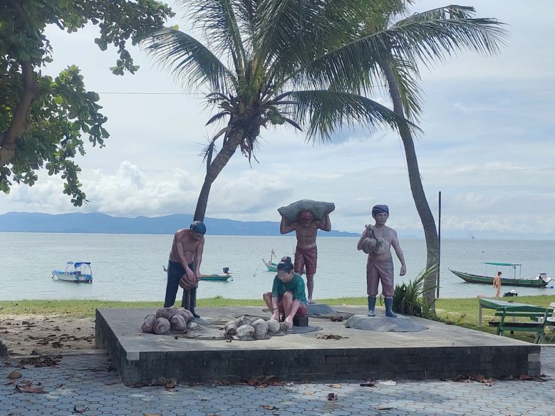 Кокосовая симфония Пангана: когда скульптура и природа – одно целое 🌴🥥🎨