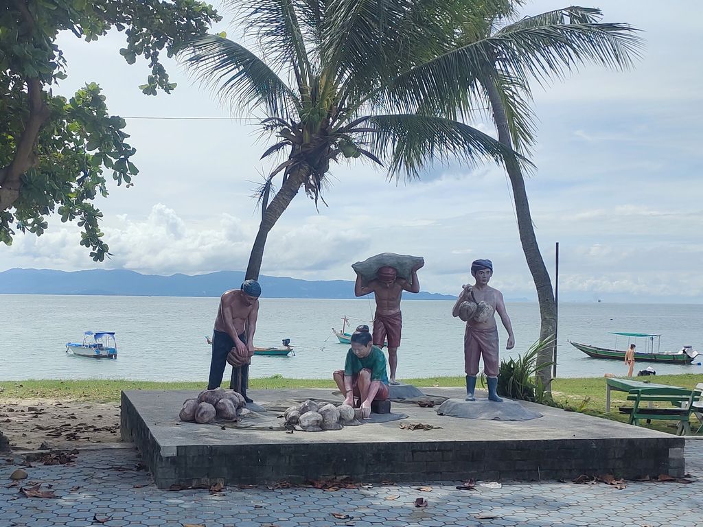 Кокосовая симфония Пангана: когда скульптура и природа – одно целое 🌴🥥🎨