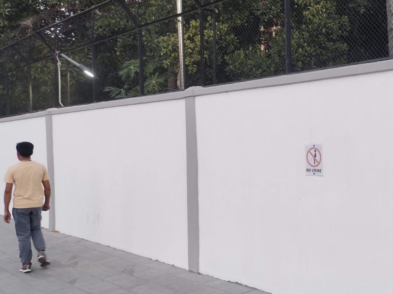 Пномпеньский Дзен: "Не пи́сать!" – особенно на забор посольства России 🚽