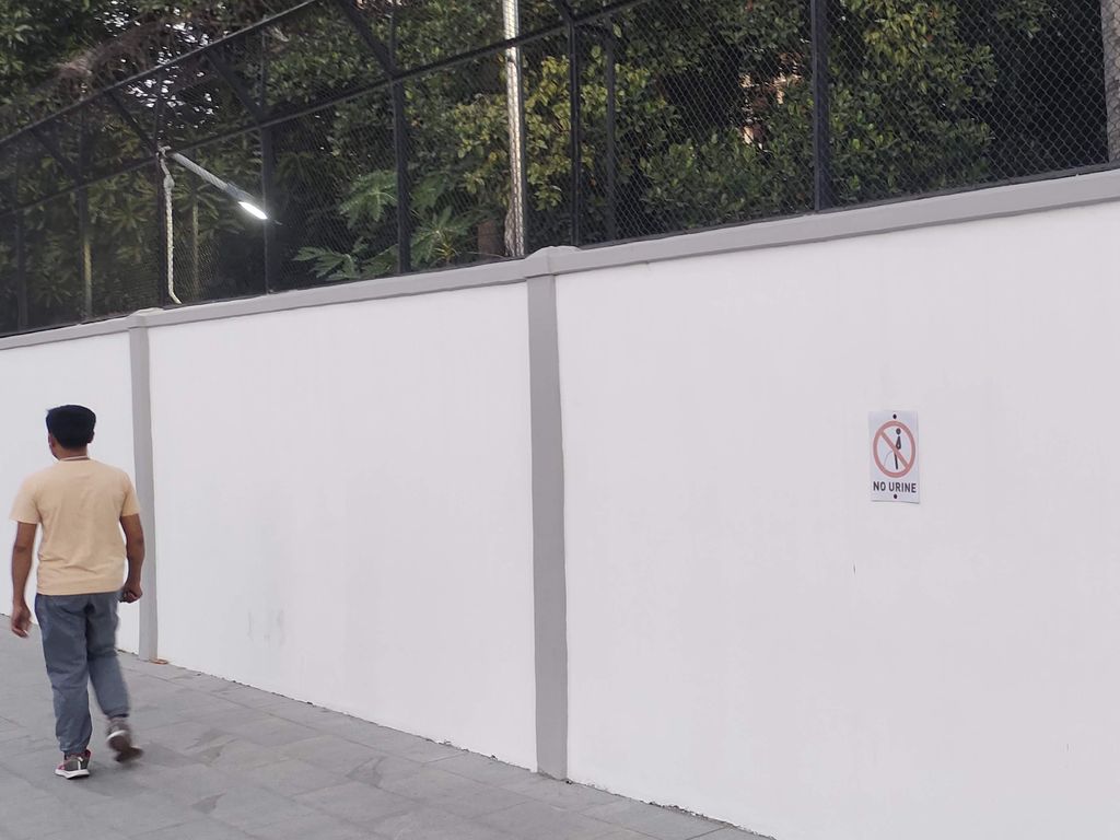 Пномпеньский Дзен: “Не пи́сать!” – особенно на забор посольства России 🚽