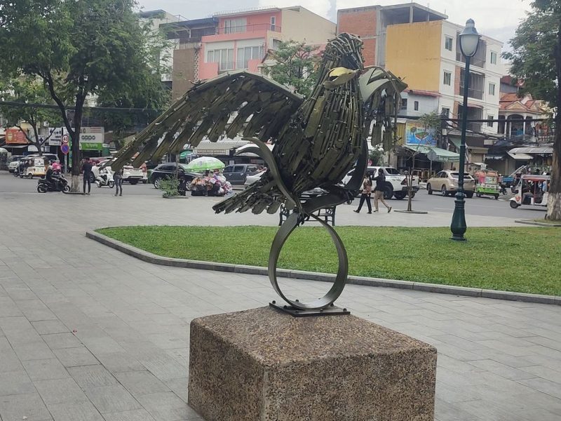 Голубь, сделанный из автоматов: Невероятная история Парка Сандерсона в Пномпене