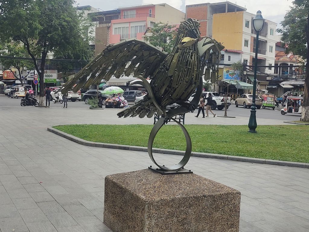 Голубь, сделанный из автоматов: Невероятная история Парка Сандерсона в Пномпене