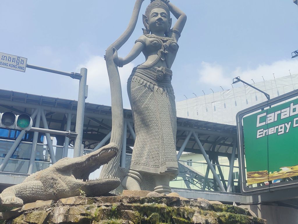 Красавица и Крокодил по-кхмерски: О чем молчит фонтан Конг Хинг в Пномпене