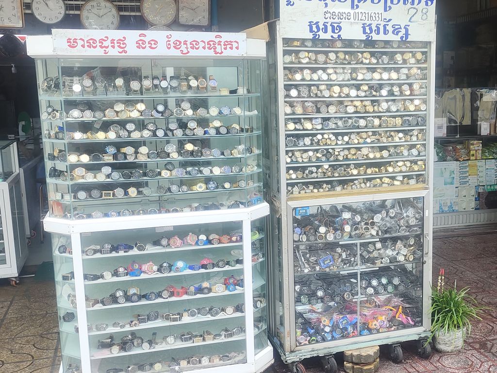 — Вам какой «Rolex»? — Вон тот, из середины кучи!