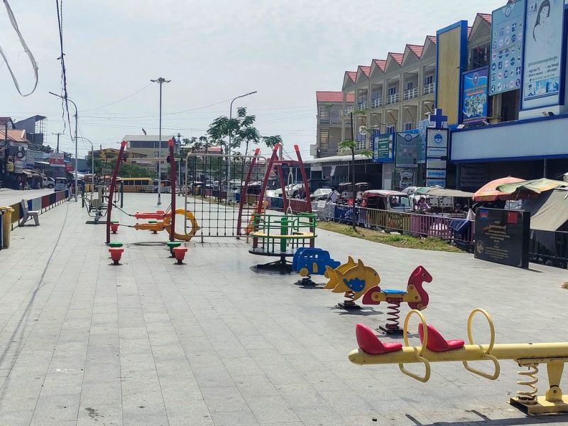 Памятник добрым намерениям: Путеводитель по самой одинокой детской площадке Пномпеня