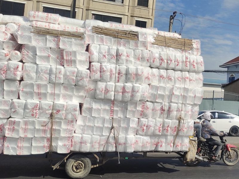 Короли логистики: Как в Пномпене на одном мотоцикле перевозят годовой запас пенопласта