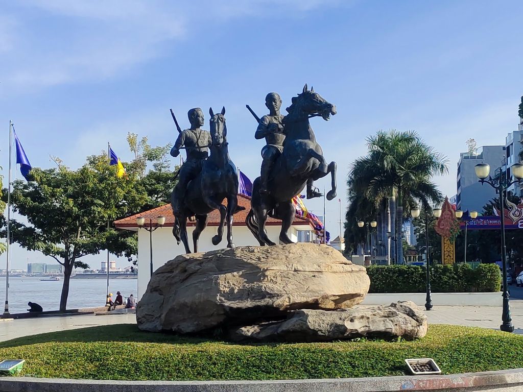 Бронзовые всадники на страже Пномпеня: История героев Дечо Мэс и Дечо Ят