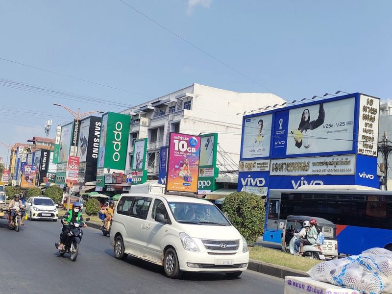 Смартфон как зеркало нации: О чем говорит уличная реклама в Камбодже