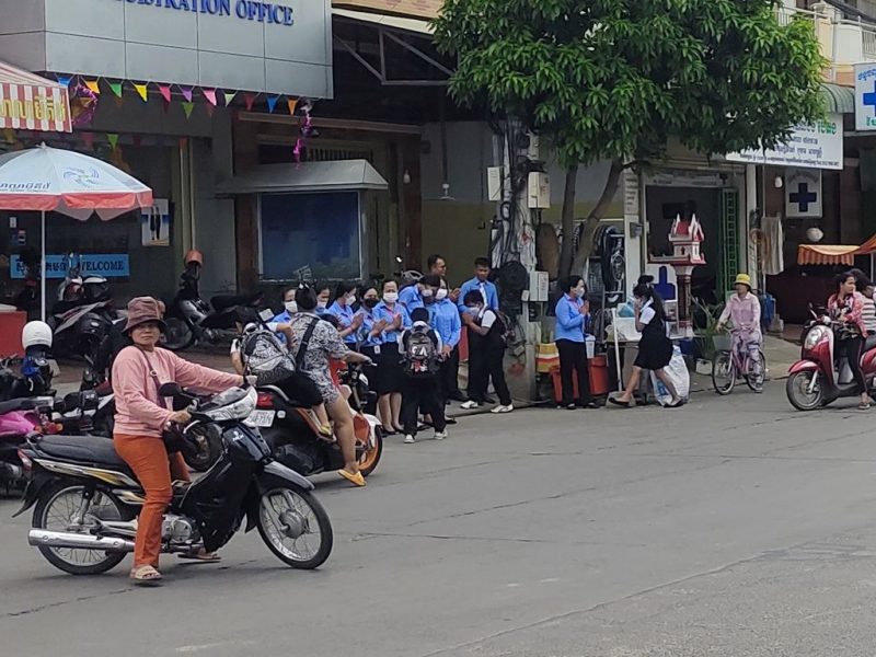 Урок уважения на тротуаре