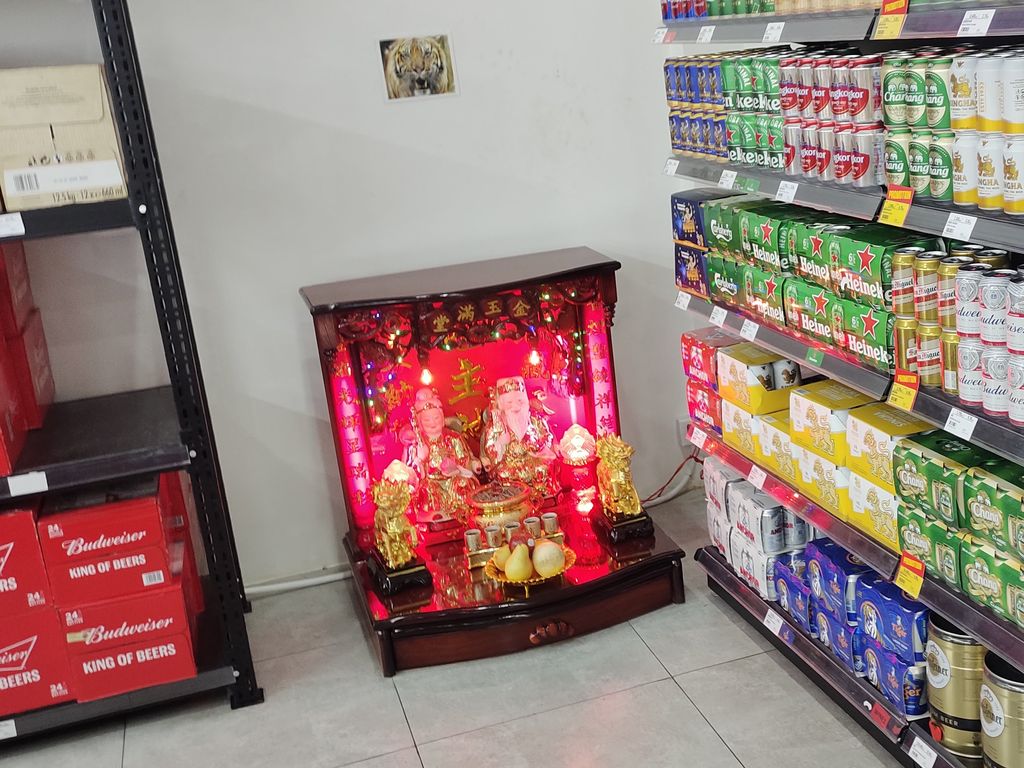 Духовность среди полок: алтарь в Пномпене